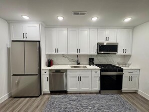 Fridge, microwave, oven, stovetop - Cozy 1-bedroom Apartment Ground level  (Kearny)