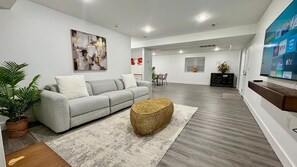 Living area - Cozy 1-bedroom Apartment Ground level  (Kearny)