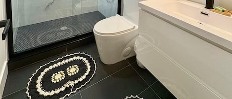 Secadora de cabello, toallas, jabón, papel de baño