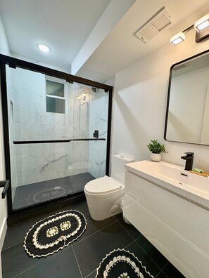 Hair dryer, towels, soap, toilet paper - Cozy 1-bedroom Apartment Ground level  (Kearny)