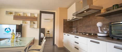 Refrigerador, microondas, placa de cocina, utensilios de cocina