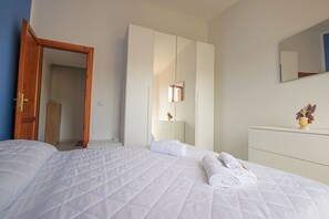 Tabla de planchar con plancha y ropa de cama 