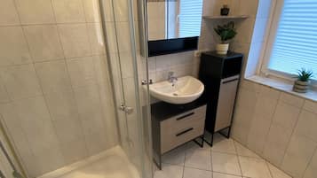 Dusche, Haartrockner, Handtücher, Seife