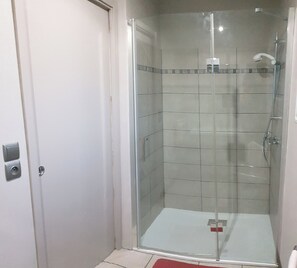 Shower, hair dryer - Ty coz Lambervez, (Saint-Pol-de-Léon)