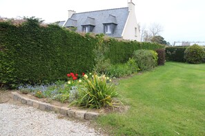 Property grounds - Ty coz Lambervez, (Saint-Pol-de-Léon)