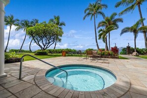 A heated pool - Beachfront Lahaina Shores 203 | Direct Oceanfront Studio (Lahaina)
