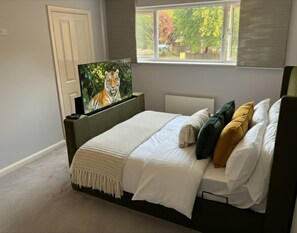 House, 3 Bedrooms, Accessible, Smoking | 3 bedrooms - Home in Milton Keynes (Milton Keynes)