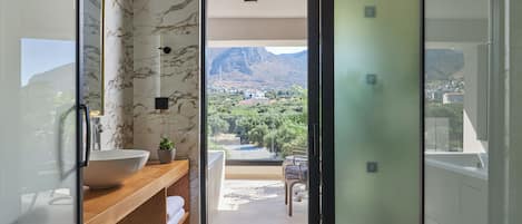 Junior Suite with Pool View and Jacuzzi | バルコニーからの眺望