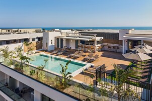Seasonal outdoor pool, pool umbrellas, sun loungers