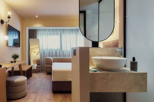 Double Standard Room Atrium | Salle de bain | Douche, douche à « effet pluie », articles de toilette écologiques