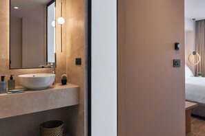 Dusche, Regendusche, umweltfreundliche Kosmetikartikel, Haartrockner