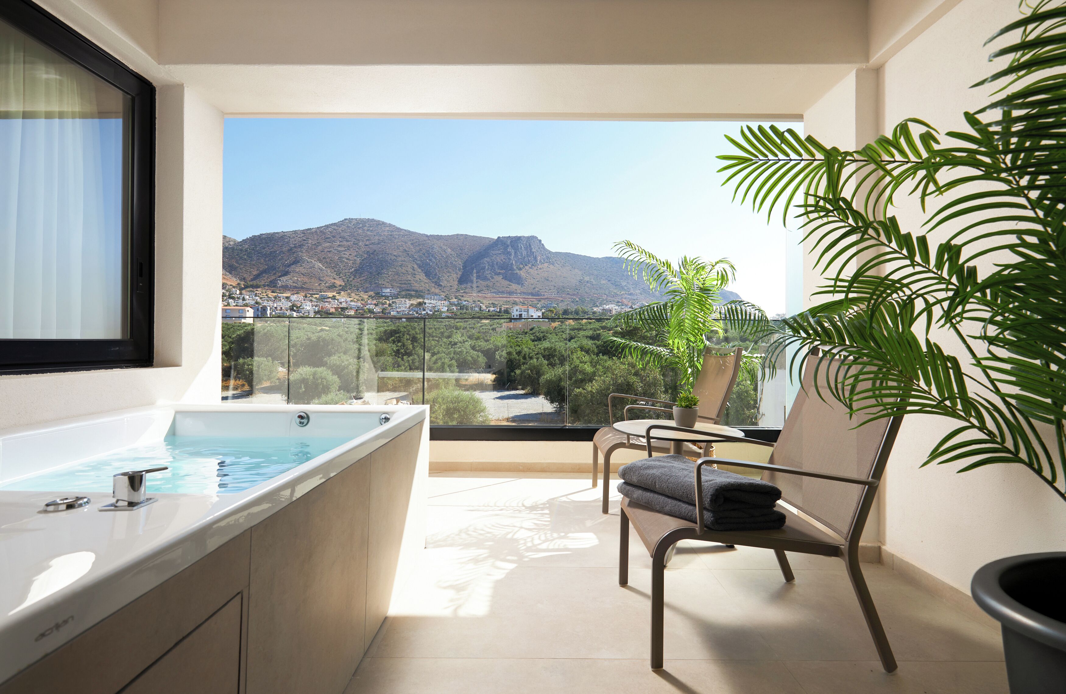Junior Suite with Pool View and Jacuzzi | Bañera de hidromasaje