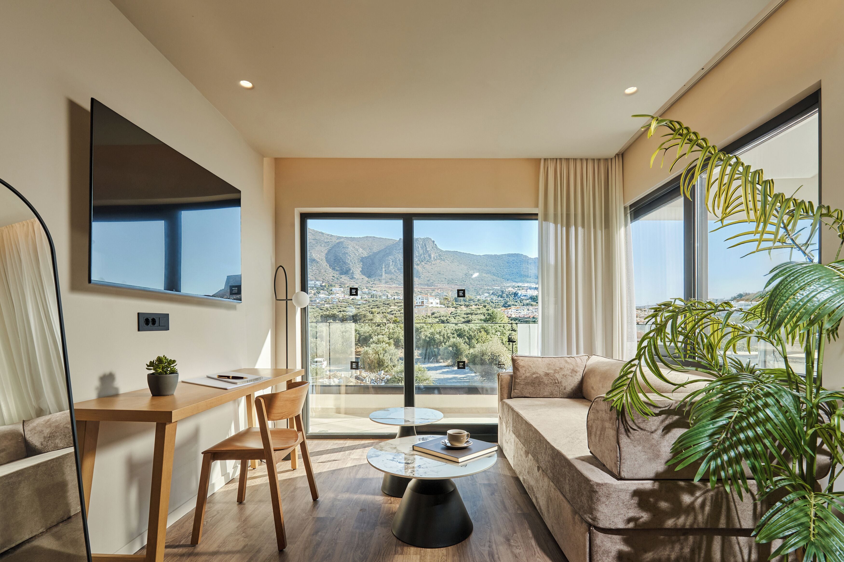 Junior Suite with Pool View and Jacuzzi | Salle de séjour | TV connectée de 50 pouces avec chaînes numériques
