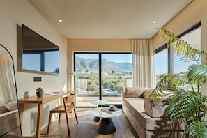 Junior Suite with Pool View and Jacuzzi | ห้องนั่งเล่น | สมาร์ททีวี 50 นิ้ว พร้อมช่องดิจิตอล