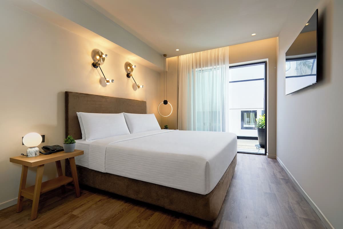 Double Standard Room Atrium | Ropa de cama de alta calidad, caja fuerte, escritorio