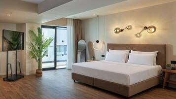 Premium bedding, in-room safe, individually decorated