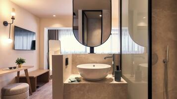 Een douche, gratis toiletartikelen, een haardroger, badjassen