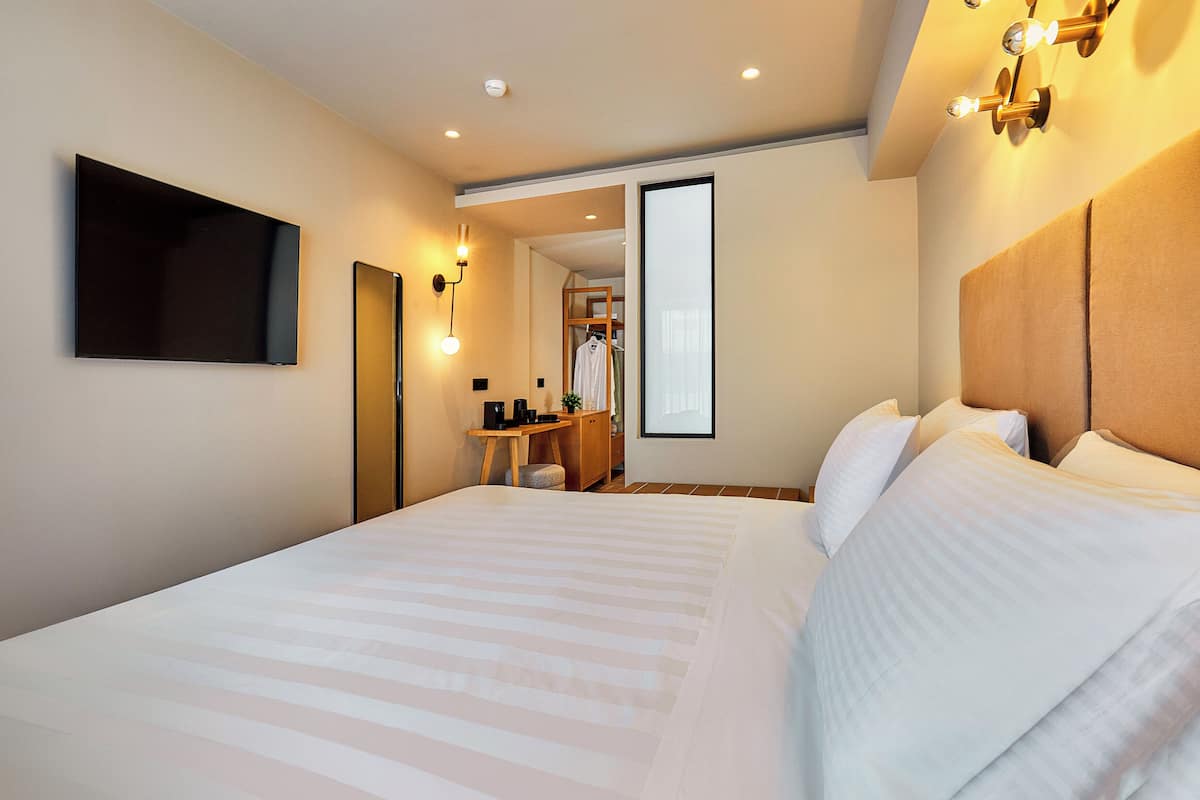 Premium bedding, in-room safe, individually decorated