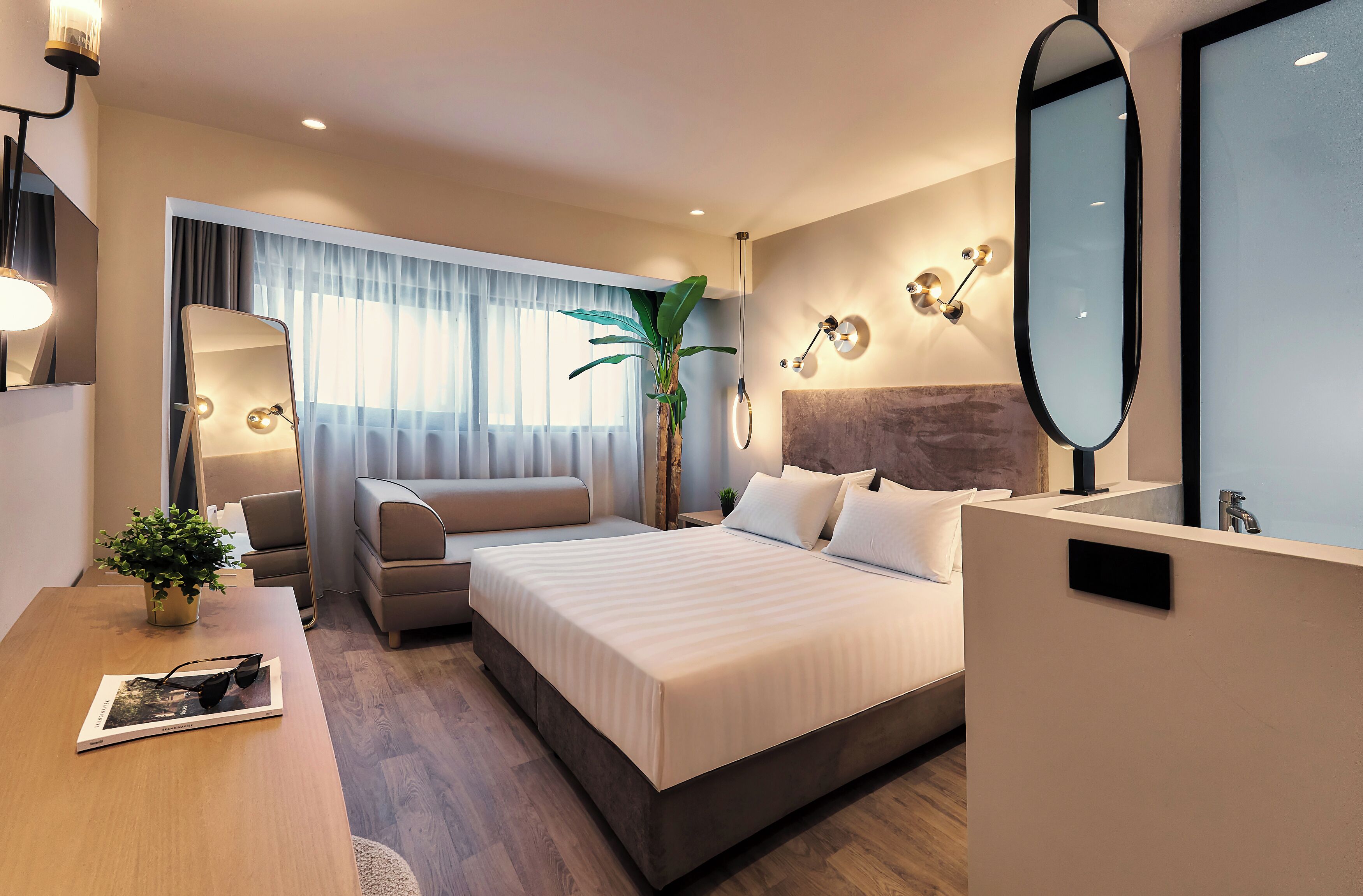 Eenvoudige tweepersoonskamer | Luxe beddengoed, een kluis op de kamer, individueel gedecoreerd