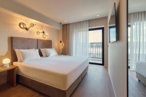 Ropa de cama de alta calidad y caja de seguridad en la habitación 