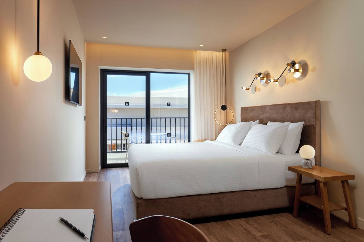 Double Standard Room City View | Ropa de cama de alta calidad, caja fuerte, escritorio