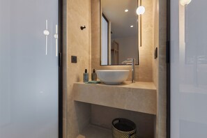 Shower, rainfall showerhead, eco-friendly toiletries, hair dryer - Enorme Epavli Urban Living (Hersonissos)