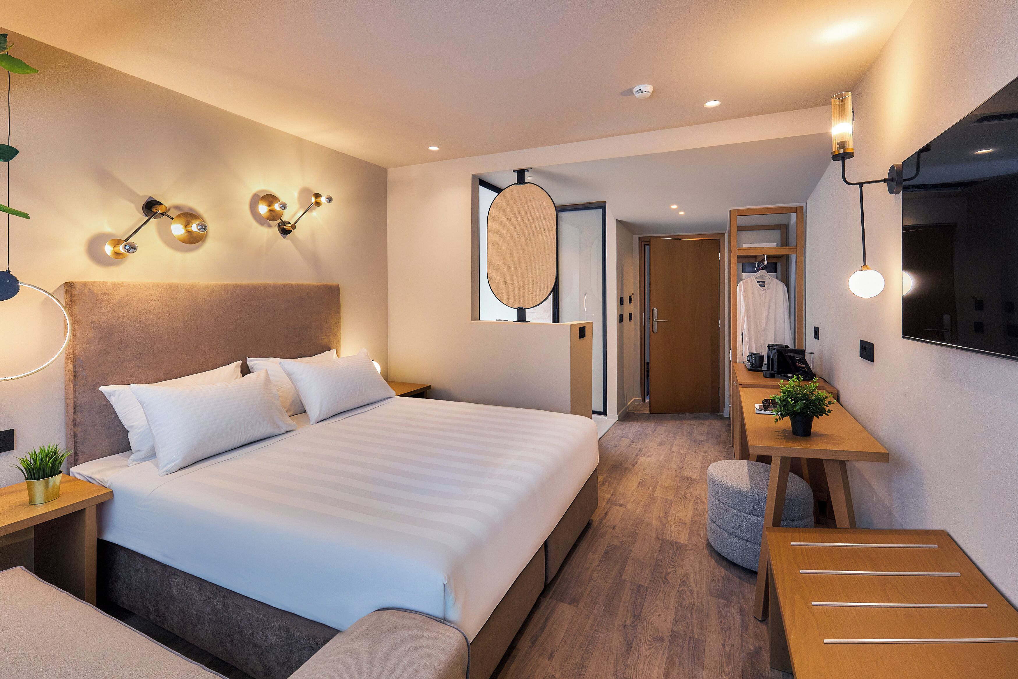 Premium bedding, in-room safe, individually decorated