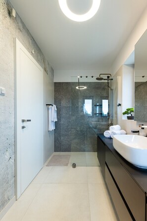 Shower, hair dryer, towels - Villa Positiva with heated pool (Vir)