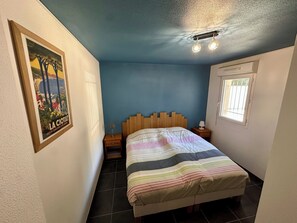 1 bedroom, iron/ironing board, WiFi, bed sheets - 5 minutes from the beach, garden-level apartment with private parking. (La Ciotat)