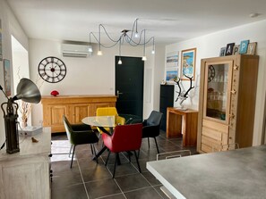 Dining - 5 minutes from the beach, garden-level apartment with private parking. (La Ciotat)