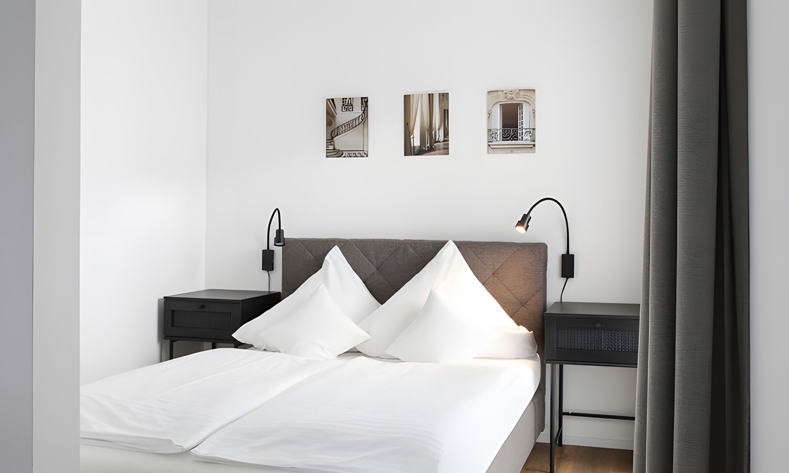 Tabla de planchar con plancha, wifi, ropa de cama