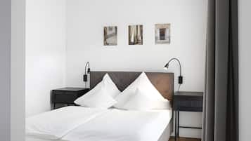 Tabla de planchar con plancha, wifi, ropa de cama