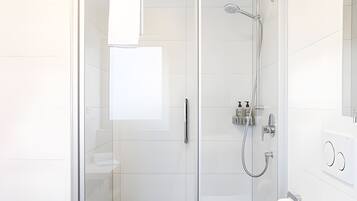 Ducha, secador de pelo y toallas