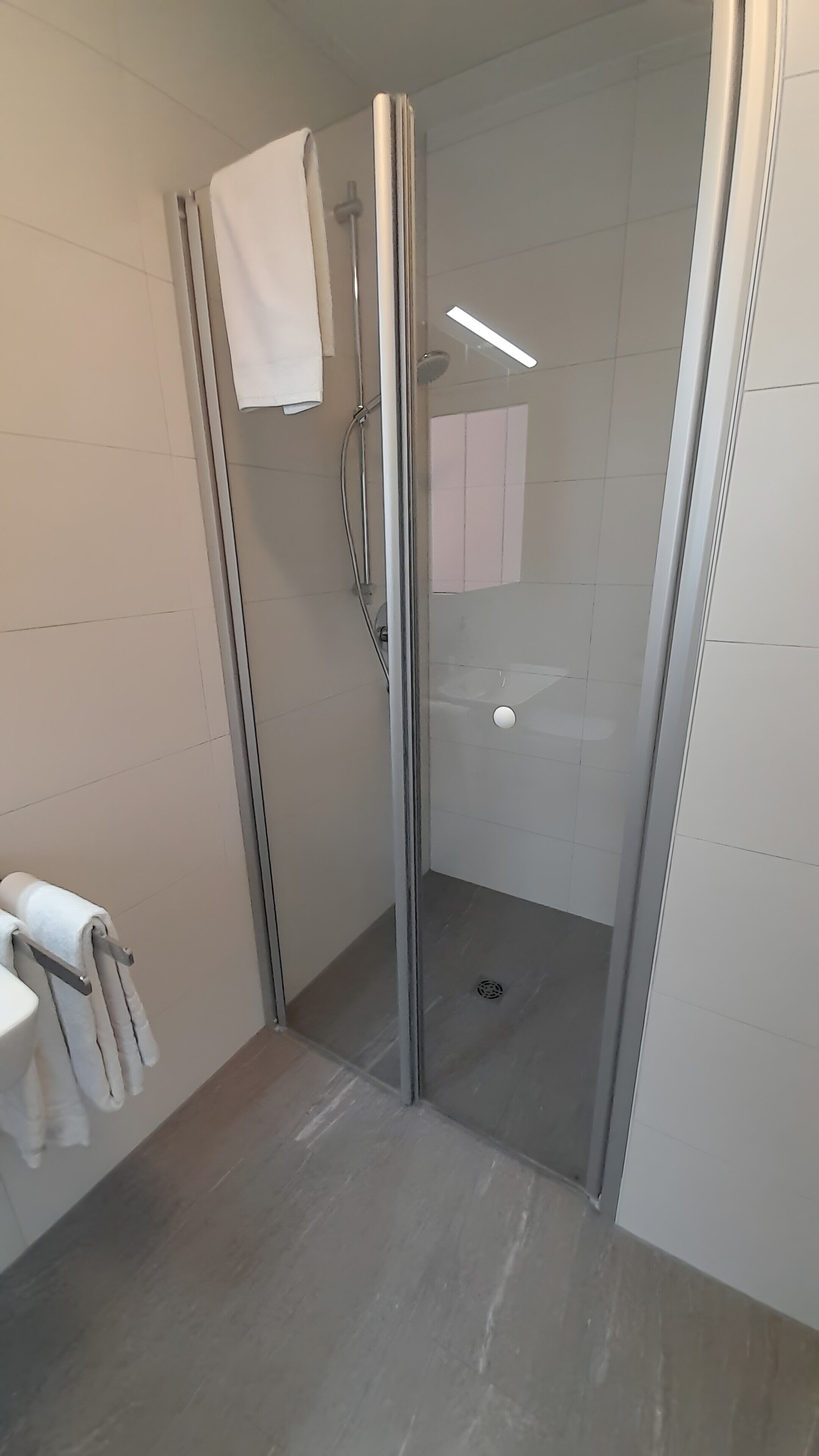 Een douche, een haardroger, handdoeken