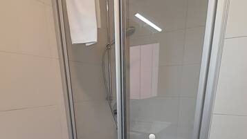 Een douche, een haardroger, handdoeken
