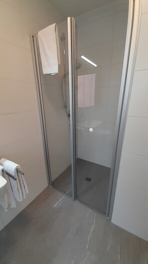Shower, hair dryer, towels - Apartment '3' with Wi-Fi (Balingen)