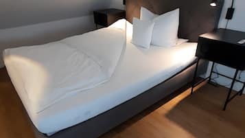 Tabla de planchar con plancha, wifi, ropa de cama