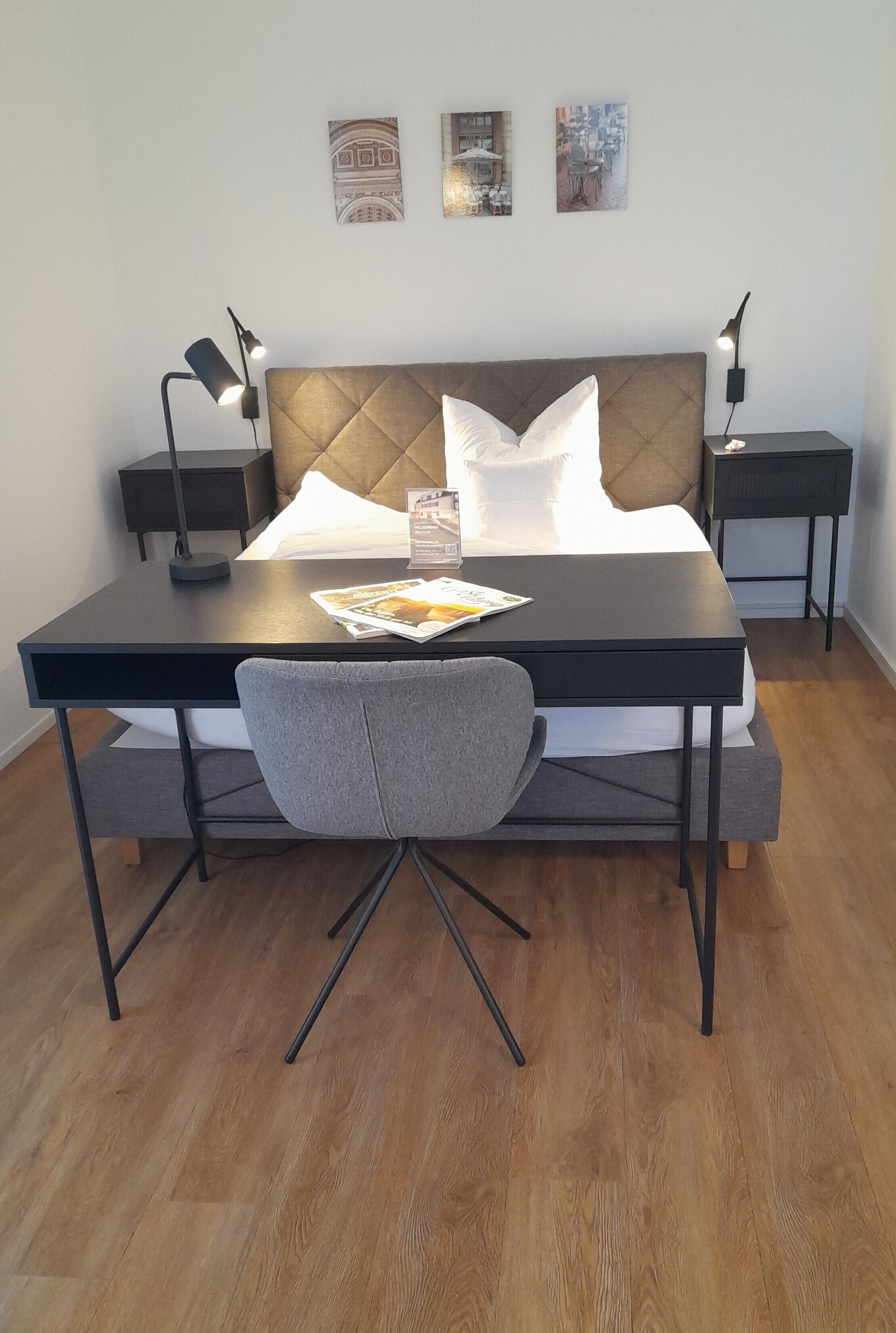 Een bureau, een strijkplank/strijkijzer, wifi, beddengoed