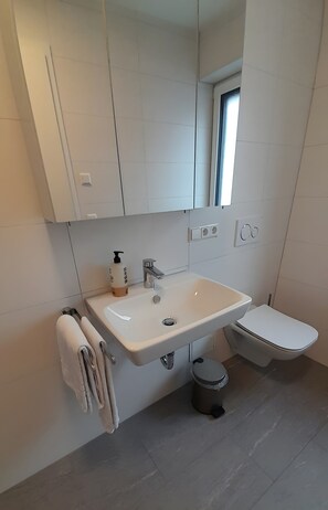 Douche, sèche-cheveux, serviettes fournies