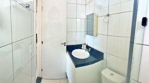 Douche, serviettes fournies, savon, shampoing