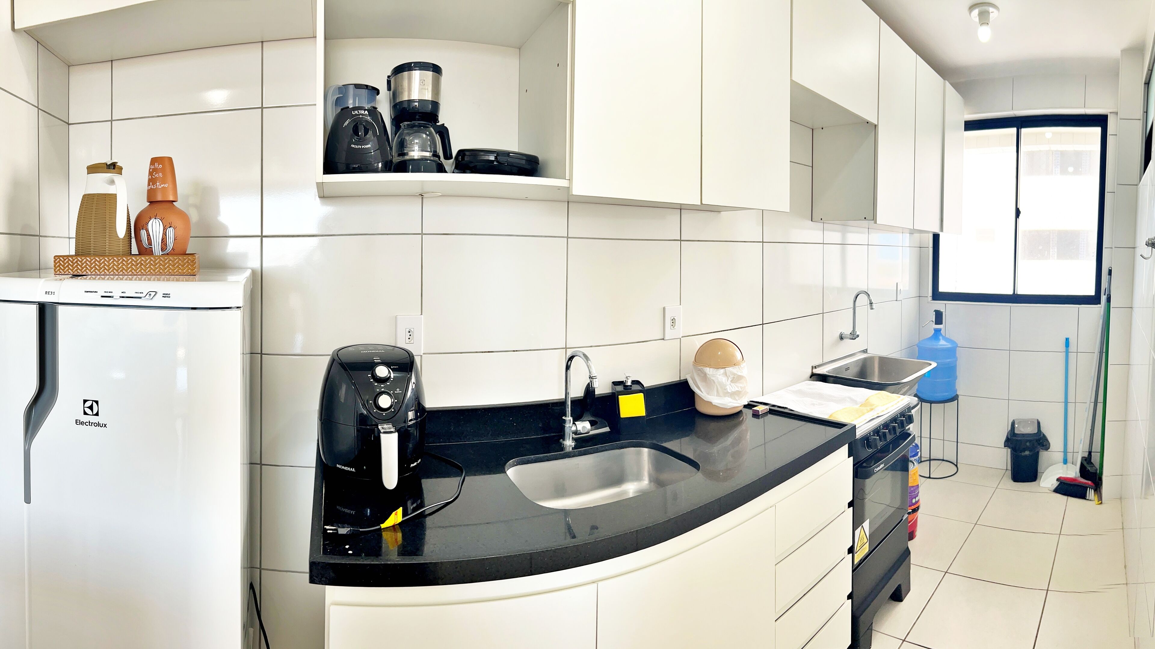 Fridge, stovetop, blender, cookware/dishes/utensils