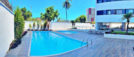 من حمّامات السباحة المغطاة