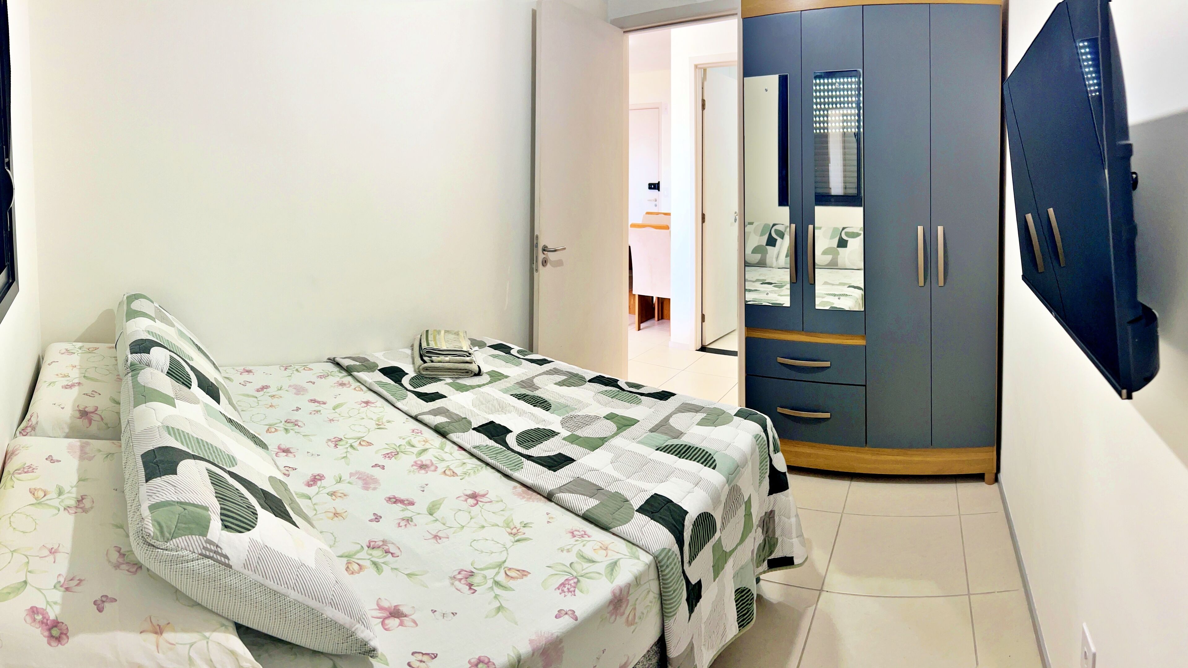 Tabla de planchar con plancha, wifi gratis y ropa de cama 