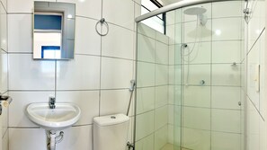 Douche, serviettes fournies, savon, shampoing