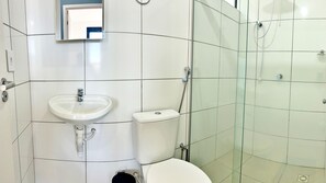 Douche, serviettes fournies, savon, shampoing