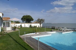 Outdoor pool - Exceptional seafront property - Private access & outbuilding (Angoulins)