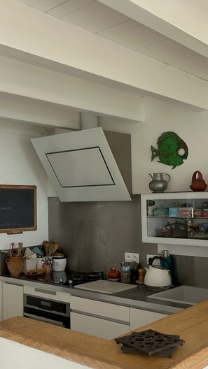 Mikrovågsugn, ugn, spishäll och diskmaskin