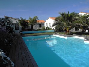 Outdoor pool - Exceptional seafront property - Private access & outbuilding (Angoulins)
