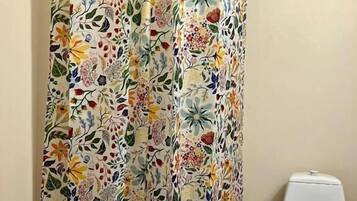 Dusj, håndklær, såpe og sjampo