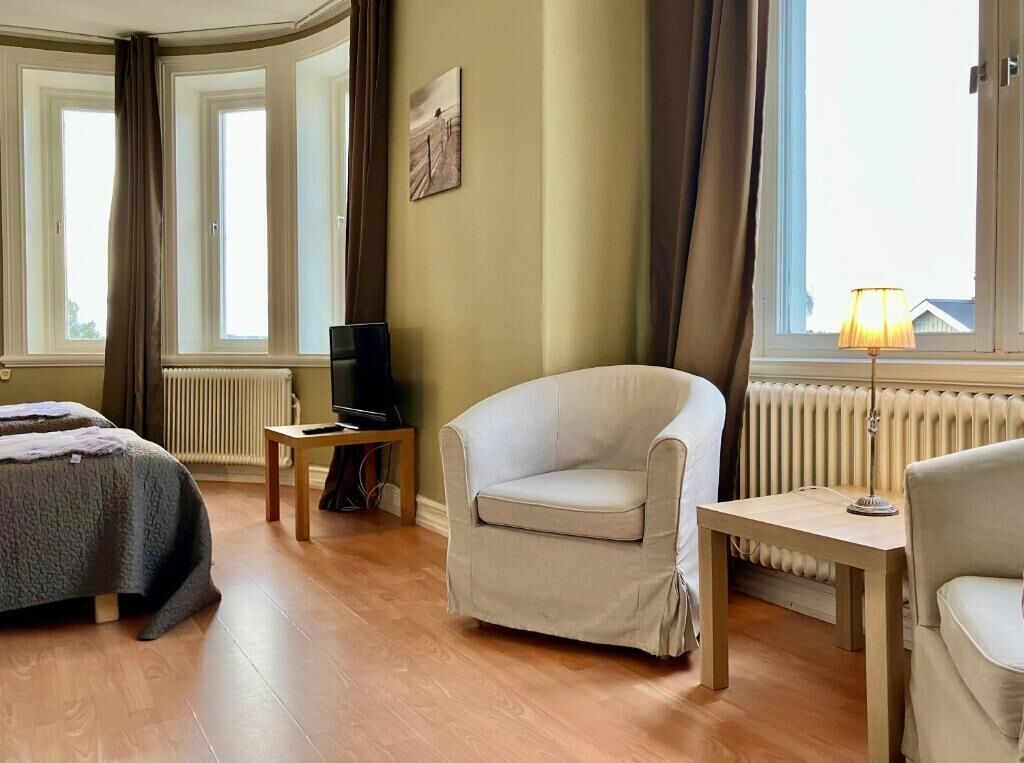 Double Room, City View | Living area